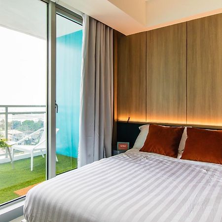 Azure Urban Beach Resort Manila By Radlett Exterior photo