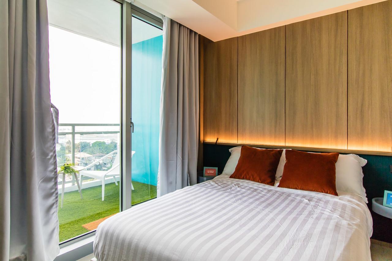 Azure Urban Beach Resort Manila By Radlett Exterior photo